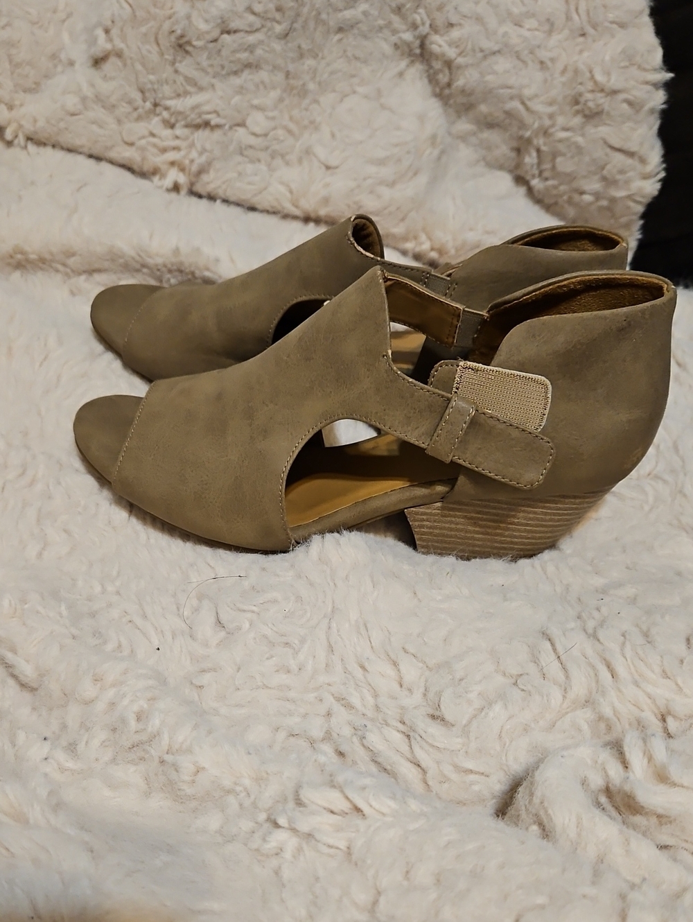 Women's Open-Toe Cutout Low Heel Sandals - Taupe